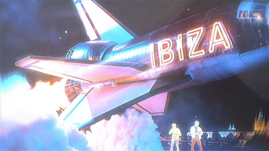 RAKETOPLÁN IBIZA — scéna z klipu DJ Metoděj