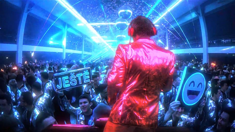 RAKETOPLÁN IBIZA — JEŠTĚ, scéna z klipu DJ Metoděj